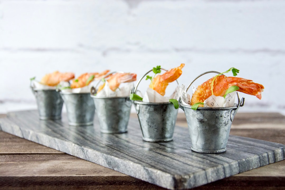 Waarom katten soms in je hand bijten en wat je eraan kunt doen